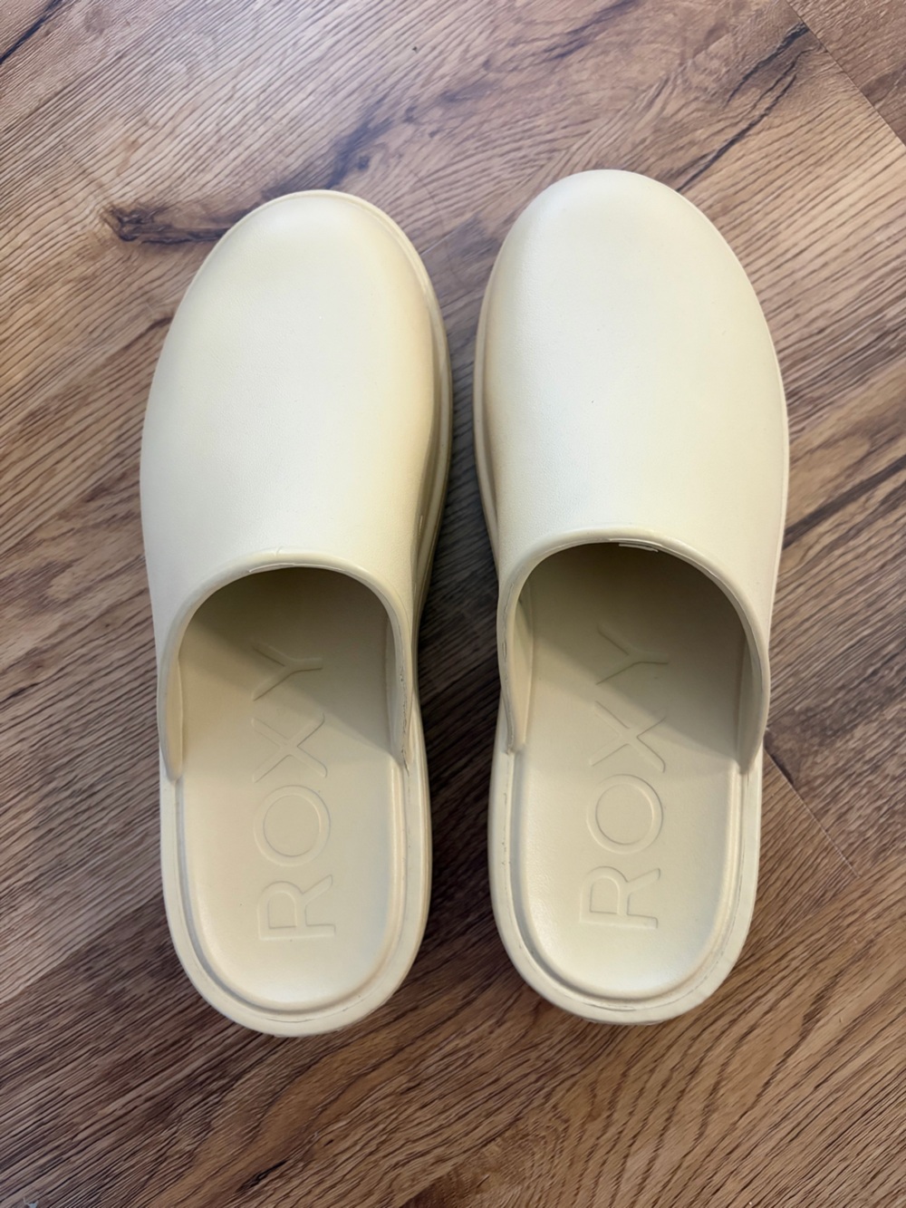 Roxy WOMENS Slip-On Foam Clogs in Cream size 11